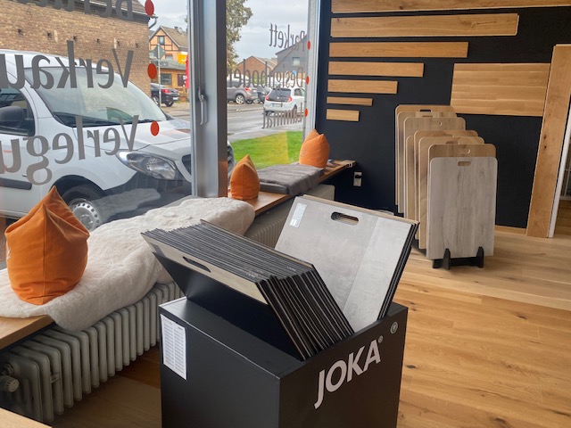 Bodenmuster und Beratungstisch im Showroom von Boden mit Comfort