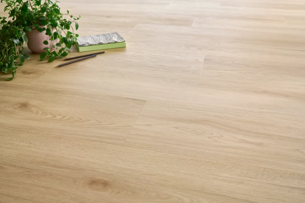 Lange Vinyldielen in heller Harlow-Eiche-Optik mit sichtbarer Holzmaserung. Entdecken Sie Arbiton-Designböden und besprechen Sie Ihre gewünschte Raumwirkung mit uns. Lange Vinyldielen in heller Harlow-Eiche-Optik mit sichtbarer Holzmaserung