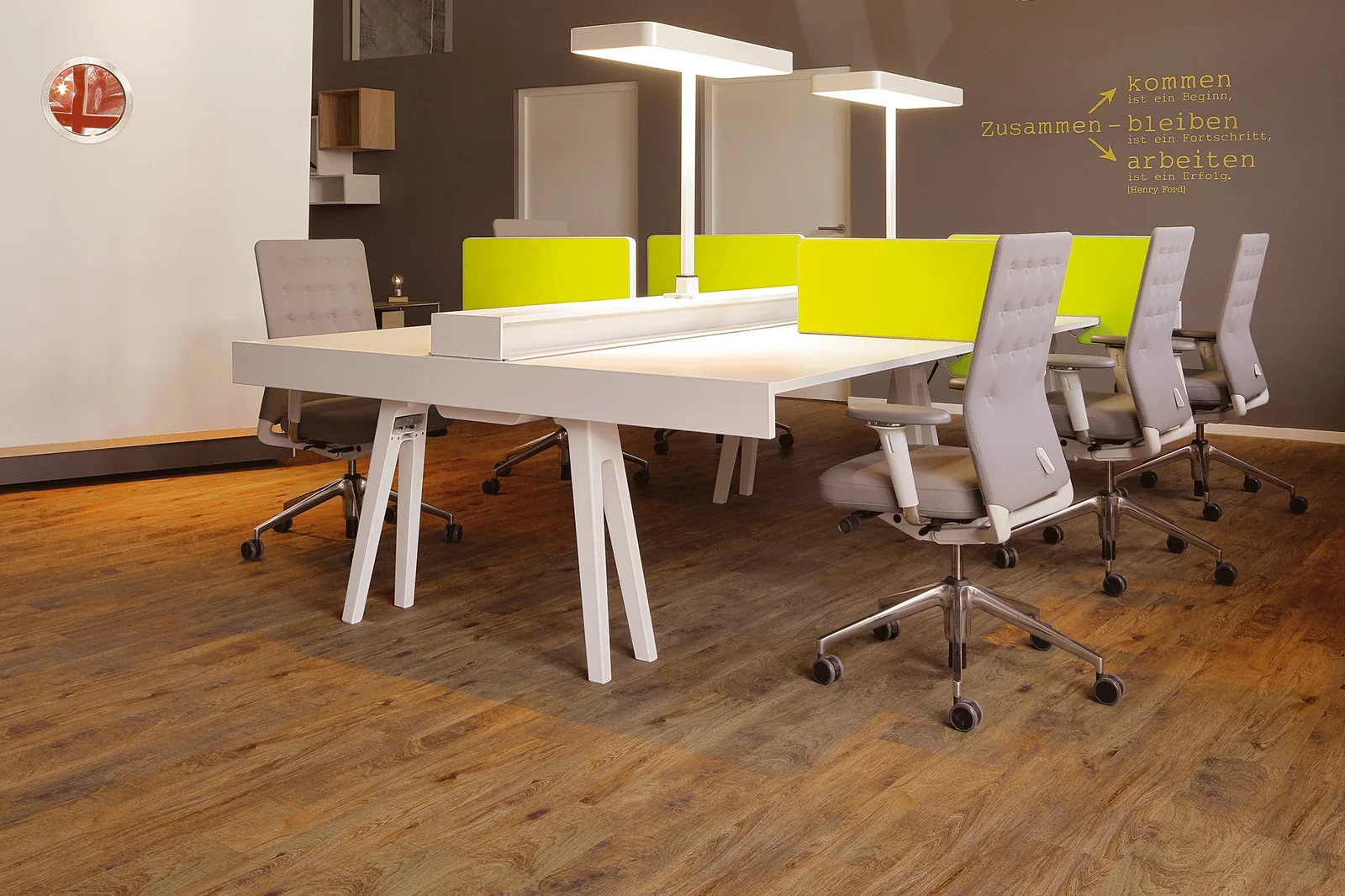 Büroarbeitsplätze mit Designboden in Holzoptik und grünen Akzenten. Entdecken Sie PROJECT-FLOORS-Designböden passend zu Ihrer Einrichtung und Nutzung. Büroarbeitsplätze mit Designboden in Holzoptik und grünen Akzenten