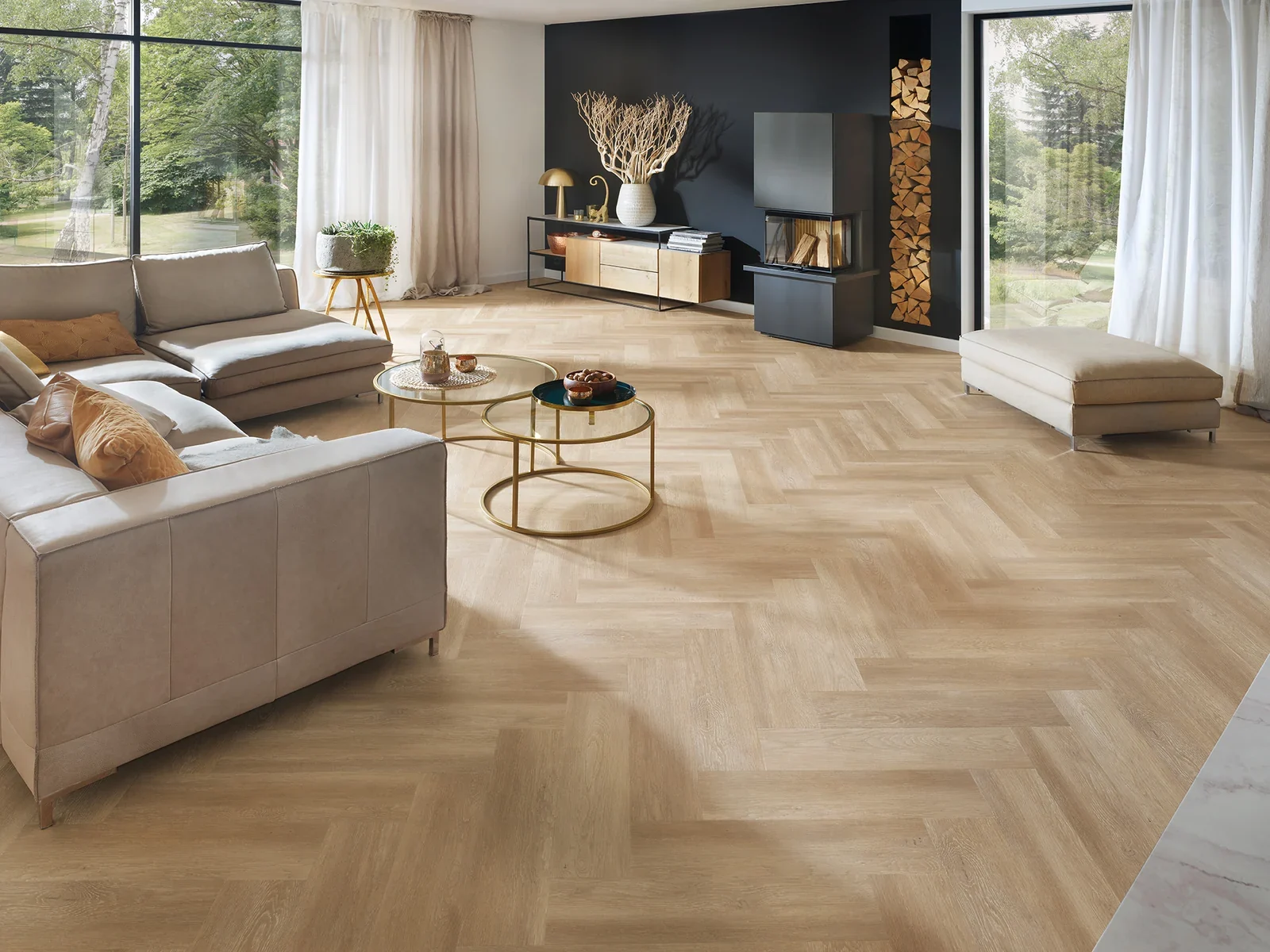 Großzügiger Wohnraum mit Designboden in Fischgrät-Holzoptik und hellen Sitzmöbeln. Entdecken Sie PROJECT-FLOORS-Designböden passend zu Ihrer Einrichtung und Nutzung. Großzügiger Wohnraum mit Designboden in Fischgrät-Holzoptik und hellen Sitzmöbeln